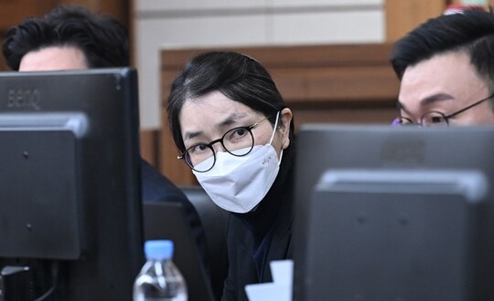 도이치모터스 주가조작과 명태균 공천개입, 통일교 청탁·뇌물수수 혐의 등으로 구속기소 된 김건희 씨가 2025년 12월 3일 서울중앙지법에서 열린 결심 공판에 출석했다. 사진=사진공동취재단