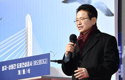 이철우 지사기 31일 포항시 남구 송도동에서 북구 항구동을 잇는 해상교량(해오름대교) 건설사업인 '효자~상원 간 도로건설공사' 개통식에서 발언 하고 있다. 사진=경북도 제공