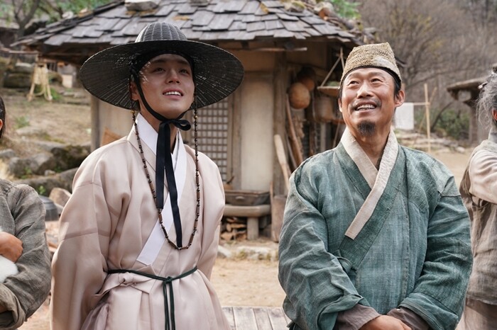 영화 ‘왕과 사는 남자’는 1457년 청령포를 배경으로 촌장 엄흥도(유해진)와 유배된 임금 이홍위(박지훈)의 이야기를 그렸다. 사진=영화 ‘왕과 사는 남자’ 스틸컷