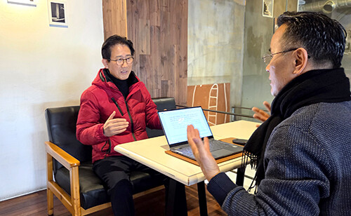 6월 지방선거 달서구청장 출마를 공식화한 김형일 전 달서구 부구청장이 일요신문과 인터뷰를 하고 있다. 사진=김형일 사무소 제공