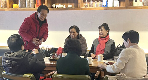 김형일 전 달서구 부구청장이 달서 구민들과 인사를 나누고 있다. 사진=최창현 기자