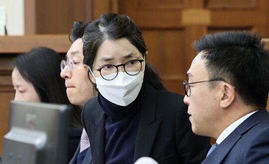 도이치모터스 주가조작과 명태균 공천개입, 통일교 청탁·뇌물수수 혐의 등으로 구속기소 된 김건희 씨가 2025년 12월 3일 서울중앙지법에서 열린 결심 공판에 출석했다. 사진=사진공동취재단