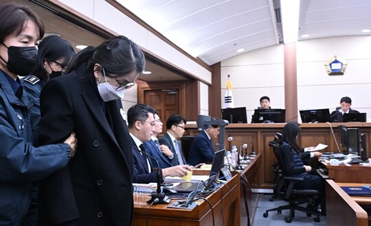 도이치모터스 주가조작과 명태균 공천개입, 통일교 청탁·뇌물수수 의혹 혐의 등으로 구속기소 된 김건희 씨가 지난해 12월 3일 서울중앙지법 형사합의27부에서 열린 결심공판에 우인성 재판부의 명령에 출석하고 있다. 사진=공동취재단