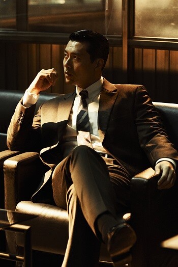 다소 부정적인 평가를 받은 상대역 정우성에 대해 현빈은 "그런 반응을 누구보다 더 직시하고 고민하고 계실 것"이라고 조심스럽게 말했다. 사진=디즈니+ '메이드 인 코리아' 스틸컷