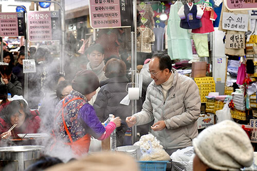 추경호 전 경제부총리 겸 기획재정부 장관이 서문시장을 찾아 시장 상인들과 인사를 나누고 있다. 사진= 추경호 사무실 제공