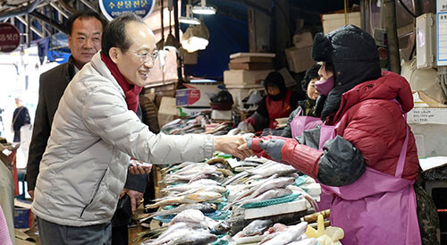칠성시장을 찾은 추경호 전 경제부총리 겸 기획재정부 장관이 상인과 인사를 나누고 있다. 사진= 추경호 사무실 제공