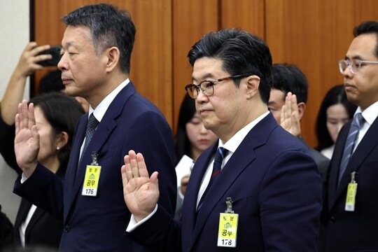 MBK의 자구 노력이 더 필요하단 이야기도 나온다. 지난해 10월 김병주 MBK파트너스 회장과 김광일 홈플러스 대표이사가 국정감사에 증인으로 출석해 있다. 사진=박은숙 기자