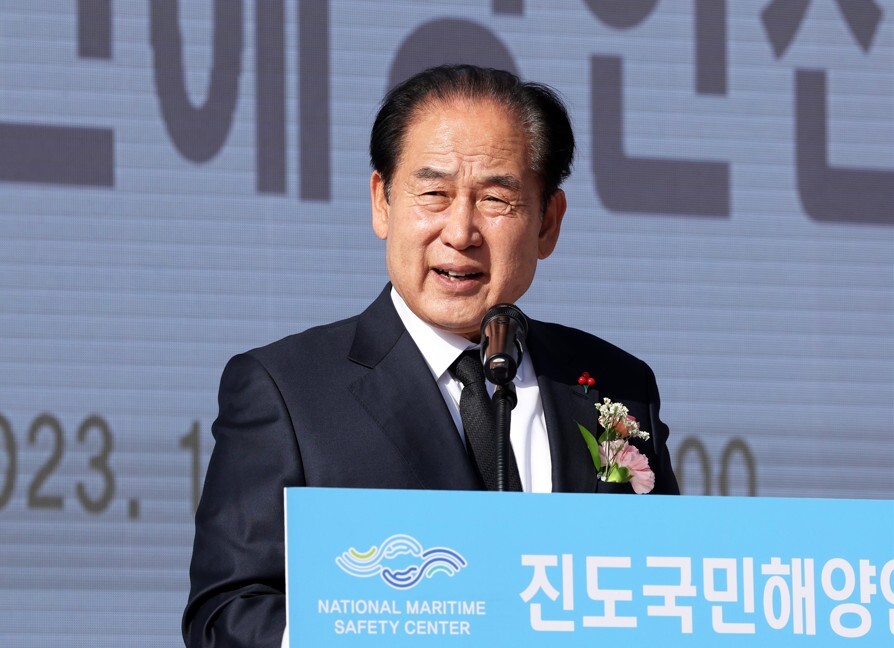 광주·전남 행정통합 타운홀 미팅 생방송에서 인구 소멸 문제를 거론하며 "스리랑카나 베트남 처녀들을 수입하자"는 김희수 진도군수의 발언 논란이 식지 않고 있다. 사진=연합뉴스
