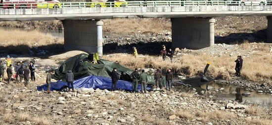 육군 코브라 헬기 사고 현장에 군 관계자와 소방 당국이 급파되어 추가 피해 상황을 확인하고 사고 수습에 만전을 기하고 있다. 사진=최남일 기자