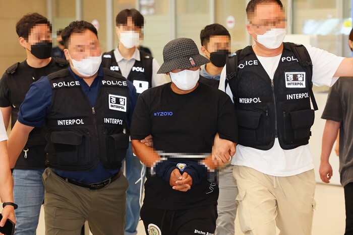 '동남아 3대 마약왕' 중 한 명인 김형렬이 2022년 7월 19일 인천국제공항 제2터미널을 통해 베트남에서 국내로 송환되고 있다. 사진=연합뉴스