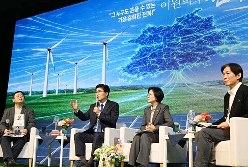 “전북의 미래, 제 진심을 담았습니다” 이원택 의원이 저서 ‘이원택의 진심’ 북콘서트에서 도민들에게 전북의 새로운 비전을 설명하고 있다. 사진=김현술 기자