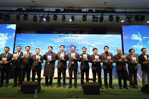 “이원택과 함께 전북의 길을 열다” 정청래 당대표를 비롯한 내빈들이 이원택 의원의 저서를 함께 들고 전북의 비상을 응원하며 기념촬영을 하고 있다. 사진=김현술 기자