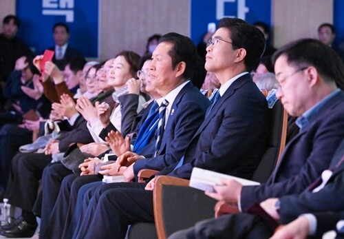 정청래 당대표와 나란히 앉은 이원택 의원이 도민들의 응원 메시지와 축사를 경청하며 전북 발전에 대한 의지를 다지고 있다. 사진=김현술 기자