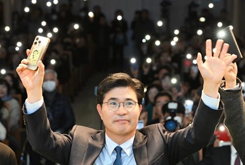 “도민 여러분, 고맙고 사랑합니다!” 행사장을 가득 메운 지지자들을 향해 이원택 의원이 두 손을 번쩍 들어 감사 인사를 전하며 화답하고 있다. 사진=김현술 기자