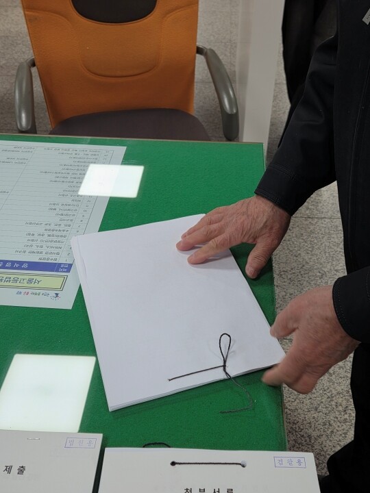 이민형 씨의 아버지가 2월 9일 직접 재심청구서를 편철하는 모습. 이 씨의 아버지는 “이런 날이 올 줄 몰랐다”고 했다. 사진=최희주 기자