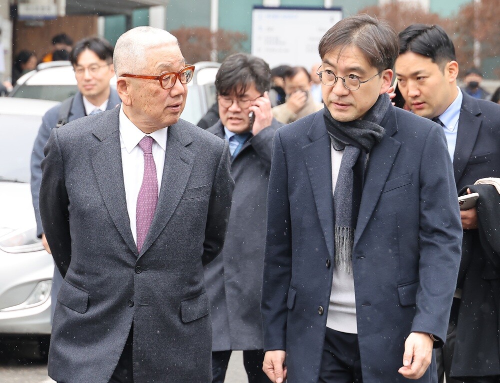 중대재해처벌법 혐의를 받고 있는 정도원 삼표그룹 회장(왼쪽)이 2월 10일 경기도 의정부시 의정부지방법원에서 무죄 선고를 받고 법원을 나오고 있다. 사진=임준선 기자
