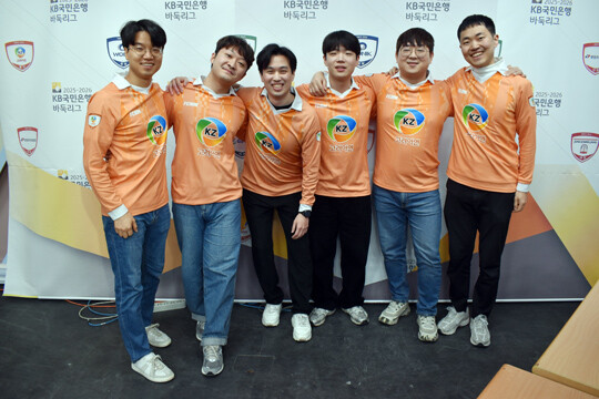 정규시즌 우승을 차지한 울산 고려아연 팀. 왼쪽부터 안성준, 송규상, 박승화 감독, 최재영, 류민형, 한태희 선수. 사진=한국기원 제공