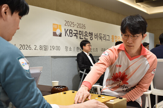 한옥마을 전주의 5지명으로 10전 전승이라는 전무후무한 기록을 세운 강유택 9단. 사진=한국기원 제공