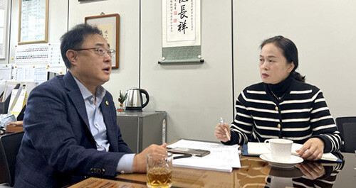 김재우 대구 동구청장 출마 예정자가 '일요신문' 김은주 본부장과 인터뷰를 하고 있다. 사진=김재우 출마 예정자 사무소 제공