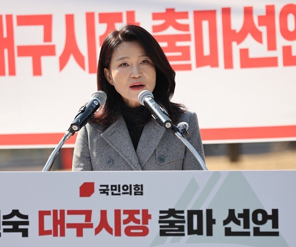 이진숙 전 방송통신위원장이 12일 대구국채보상운동기념공원에서 6·3 지방선거 대구시장 출마 선언을 하고 있다. 사진=남경원 기자