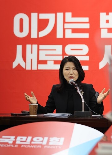 6·3 지방선거 대구시장 출마를 선언한 이진숙 전 방송통신위원장이 12일 대구 수성구 국민의힘 대구시당에서 취재진과 만나 발언을 하고 있다. 사진=남경원 기자