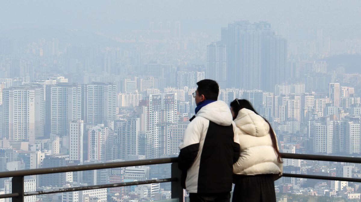 '다주택자 양도소득세 중과' 조치가 오는 5월 9일부터 재시행된다. 서울 남산에서 바라본 아파트 단지.  사진=연합뉴스