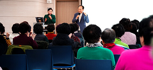 추경호 대구시장 출마 예정자가 13일 대구 서구 내당노인복지관 노래교실에서  노래를 부르며, 어르신들과 격의 없이 소통하는 시간을 갖고 있다.  사진=추경호 의원실 제공