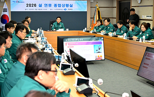 이철우 지사가 14일 연휴 대비 종합상황실 운영 실태를 점검하고 있다. 사진=경북도 제공