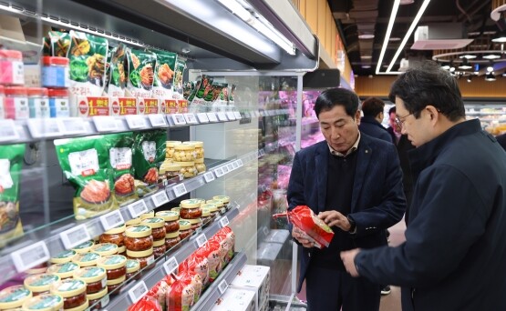 식품안전 특별점검 실시 모습. 사진=경남농협 제공