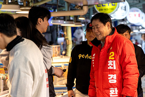 최경환 경북지사 예비후보가 설 명절을 앞두고 전통시장을 연이어 방문하며 '민생 경제 살리기'를 위한 광폭 행보를 이어가고 있다. 사진=최경환 예비후보 사무소 제공