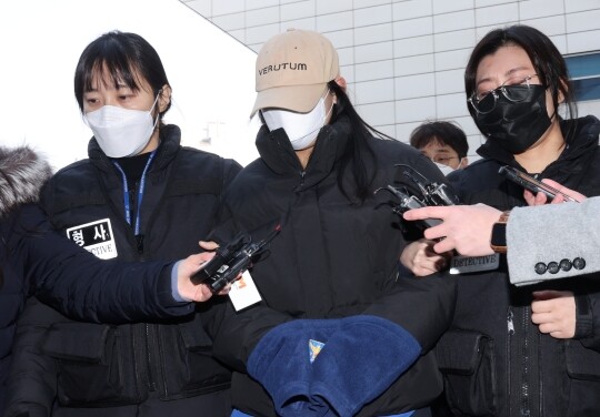 서울 강북구 수유동 모텔에서 남성 2명을 숨지게 한 혐의를 받는 20대 여성 A 씨가 2월 12일 서울북부지법에서 영장실질심사를 받기 위해 출석하고 있다. 사진=연합뉴스