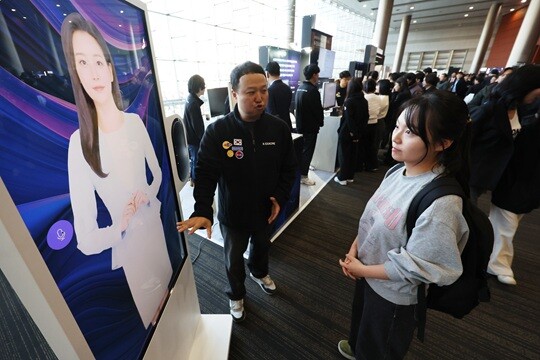 2025년 12월 30일 서울 강남구 코엑스에서 열린 ‘독자 AI 파운데이션 모델’ 프로젝트 1차 발표회에서 참석자들이 LG AI연구원 부스를 체험하고 있다. 사진=연합뉴스