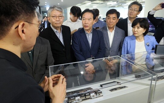 2025년 6월 국정기획위원회 위원들이 경기도 성남시 분당구에 위치한 한 AI 반도체 설계 스타트업을 방문해 국산 NPU카드에 대한 설명을 듣고 있다. 사진=연합뉴스