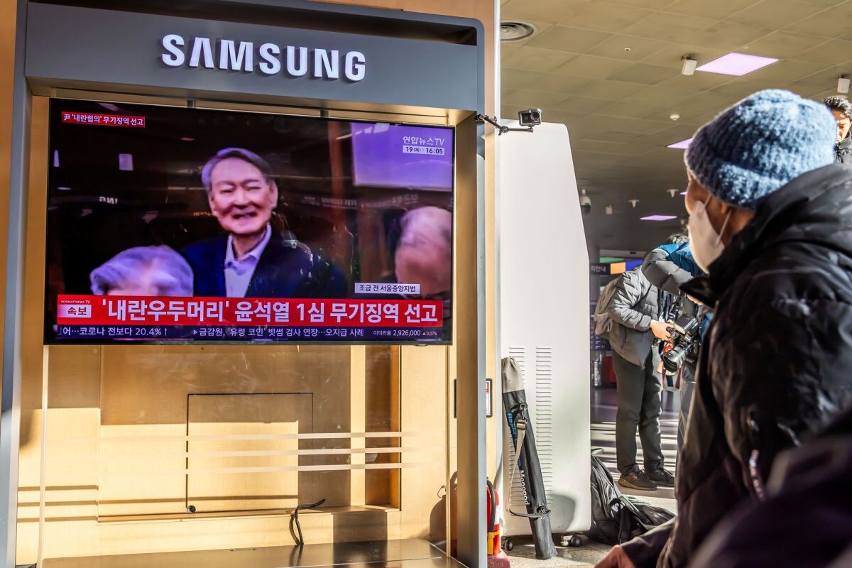 19일 서울역 대합실에서 시민들이 윤석열 전 대통령에 대한 1심 선고공판 TV 생중계를 시청하고 있다. 사진=최준필 기자
