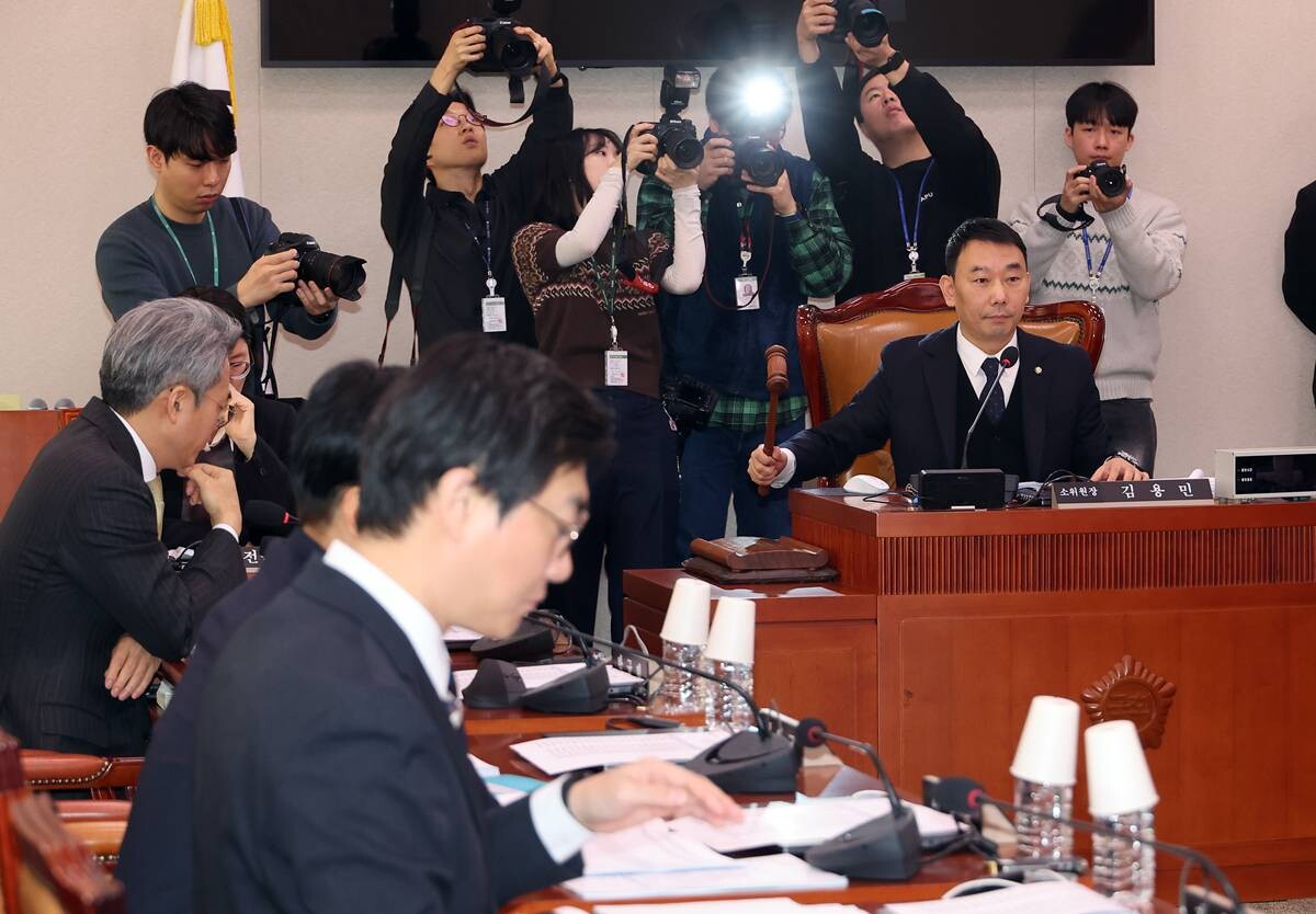 국회 법제사법위원회 김용민 법안심사제1소위위원장이 20일 국회에서 사면법 개정안 심사를 위한 소위 개의를 알리고 있다.