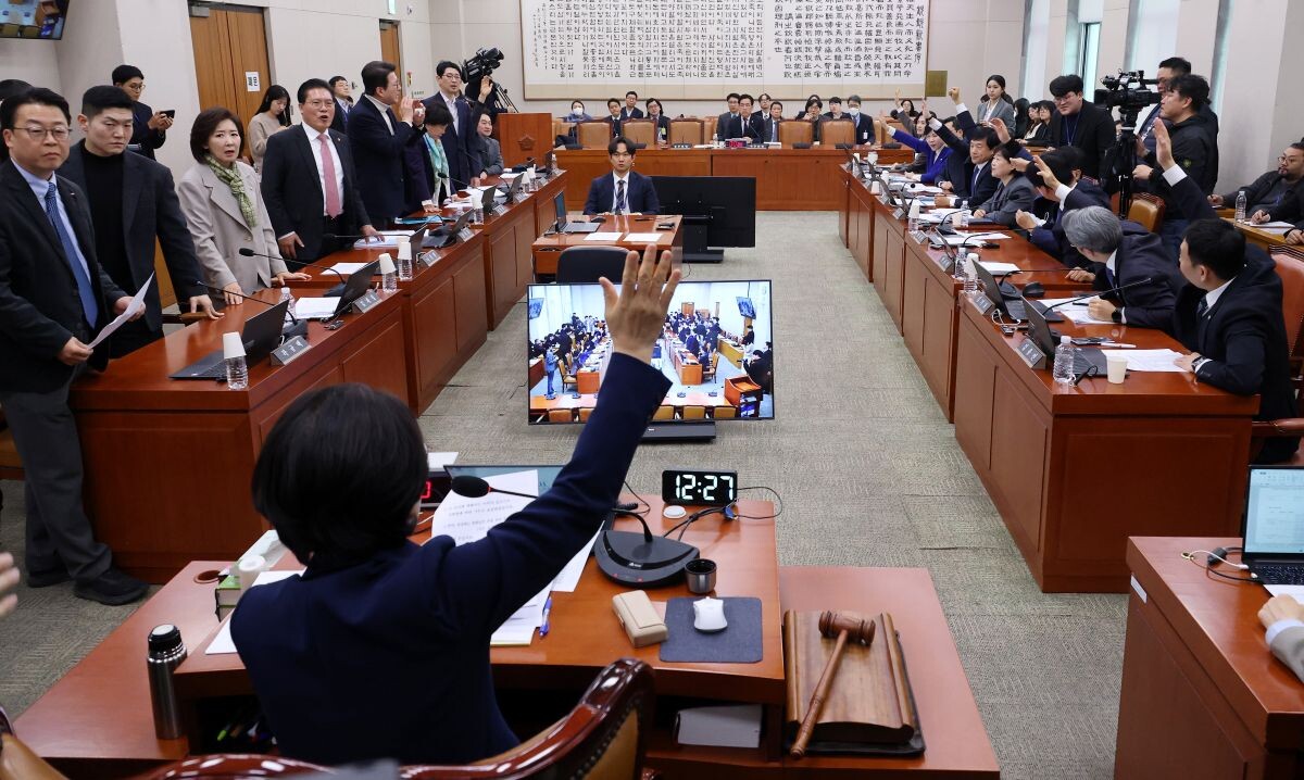 추미애 법제사법위원장과 여당 소속 법사위원들이 24일 법사위 전체회의에서 전남·광주 통합 특별법에 대해 찬성 거수 투표를 하고 있다. 사진=연합뉴스