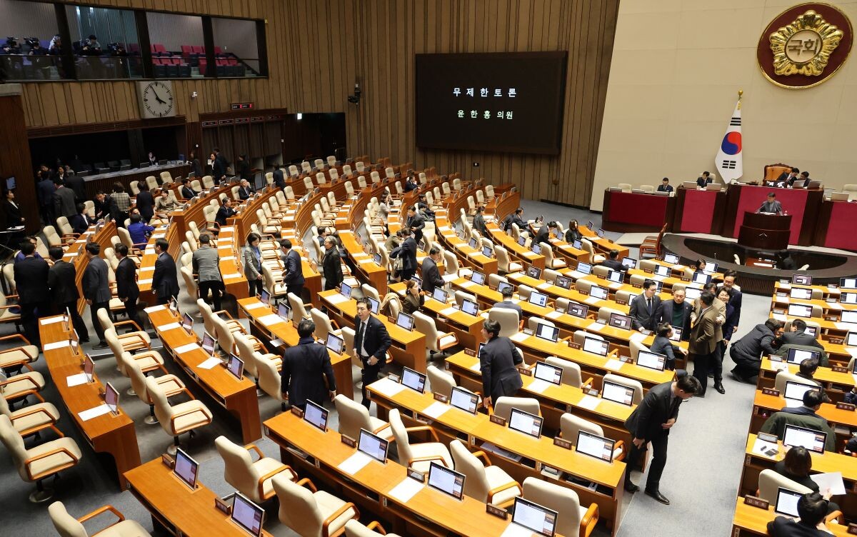 국민의힘이 24일 국회 본회의에서 3차 상법 개정안에 대한 필리버스터에 돌입하자 더불어민주당 의원들이 퇴장하고 있다. 사진=연합뉴