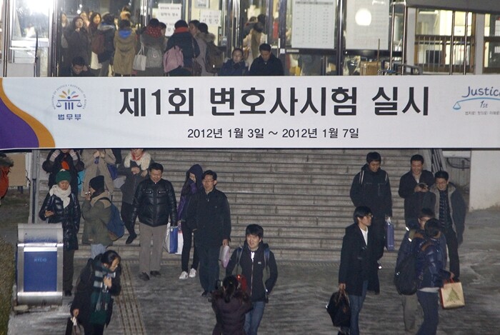 로스쿨 제도 도입 이후 변호사 수가 급증했지만 서울 쏠림 현상은 오히려 심화됐다는 분석이 나온다. 사진=연합뉴스