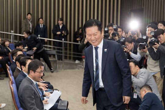 2월 23일 오후 국회에서 열린 더불어민주당 의원총회에서 정청래 대표와 한병도 원내대표가 애기를 나누고 있다. 사진=이종현 기자