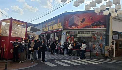 페리카나 팝업스토어 입장을 기다리는 방문객. 사진=경주시 제공