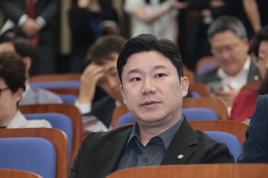 진종오 국민의힘 의원은 “대한체육회 산하 종목단체 44곳 중 28곳에서 임원과 선수 간 친인척 관계가 확인됐고, 그중 다수가 직계비속 관계라는 사실은 체육 행정의 공정성에 대해 국민들이 우려할 수밖에 없는 대목”이라고 했다. 사진=이종현 기자