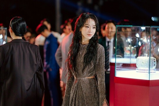 극의 긴장감을 가장 크게 끌어올린 형사 무경(이준혁 분)과의 취조실 신에 대해 신혜선은 "이준혁 선배님 덕에 완성된 신"이라며 공을 돌렸다. 사진=넷플릭스 '레이디 두아' 스틸컷