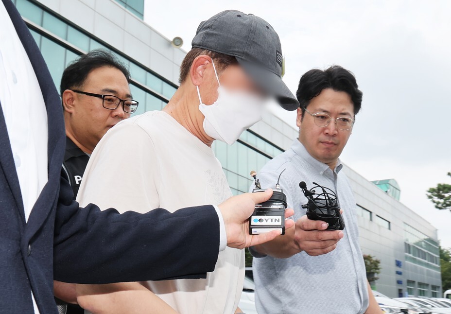 용인동부경찰서 나오는 20대 틱토커 살해 의혹 A씨. 사진=연합뉴스
