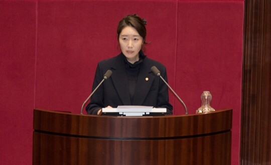 강선우 무소속 의원이 2월 24일 서울 여의도 국회 본회의장에서 열린 체포동의안 처리과정에 신상발언을 하고 있다. 사진=이종현 기자
