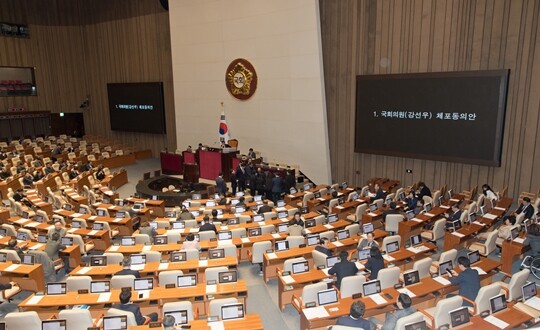 2월 24일 서울 여의도 국회 본회의장에서 열린 강선우 무소속 의원에 대한 체포동의안 처리과정에서 의원들이 투표하고 있다. 사진=이종현 기자