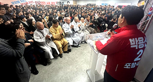 박용선 포항시장 예비후보가 28일 열린 자신의 선거 사무소 개소식에서 인삿말을 하고 있다. 사진=최창현 기자