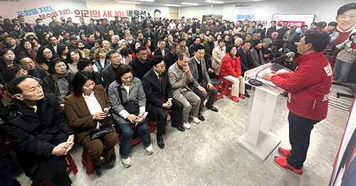 박용선 예비후보가 포항시장 선거 출정 연설을 하고 있다. 사진=최창현 기자