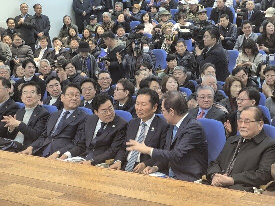 더불어민주당 정청래 대표와 박남춘 전 인천시장이 박찬대 의원과 깊숙한 대화를 나누고 있다. 사진=박창식 기자