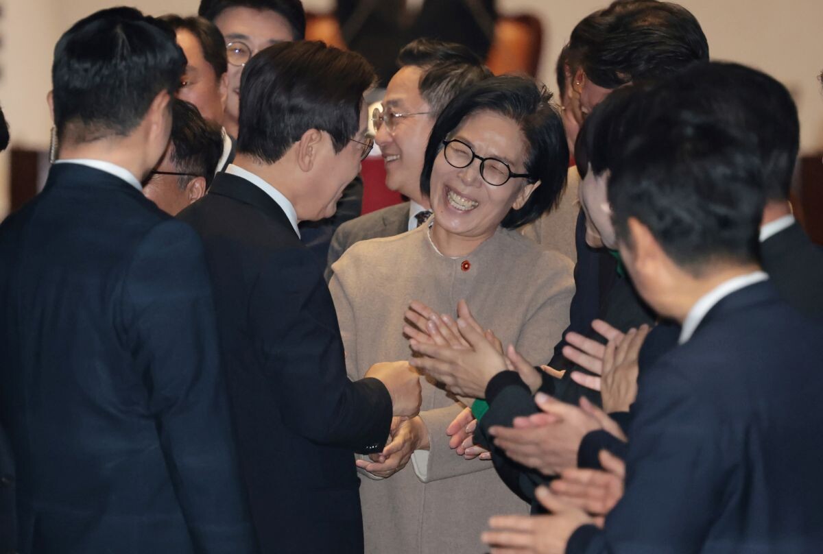 최민희 의원이 지난해 11월 4일 오전 서울 여의도 국회에서 시정연설을 마친 이재명 대통령과 인사하며 웃고 있다. 사진=국회사진기자단