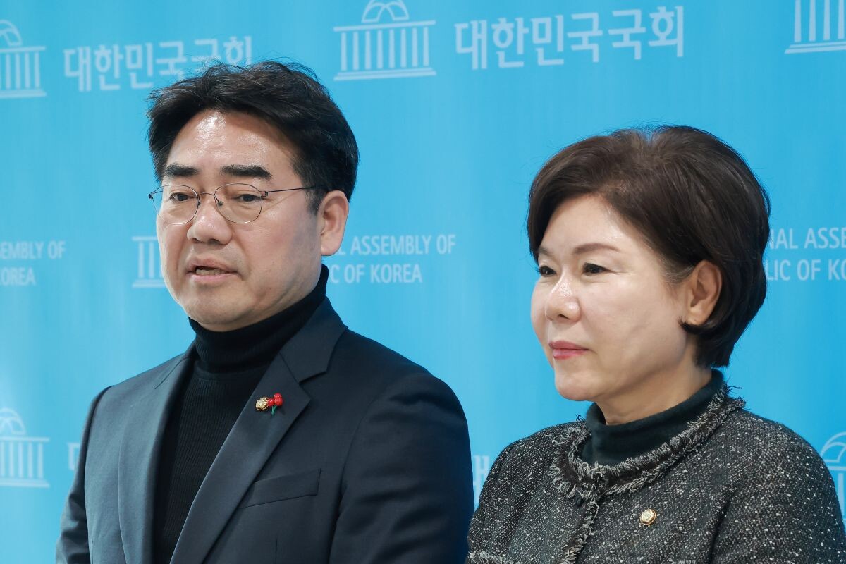 이성권 의원(왼쪽)과 조은희 의원이 4일 국회 소통관에서 이날 송언석 원내대표, 장동혁 대표와 차례로 면담한 내용을 발표하고 있다. 사진=연합뉴스